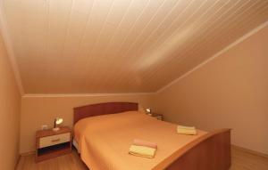 une chambre avec un lit avec deux serviettes dessus dans l'établissement Apartman Mario with pool by Villas Guide, à Potirna 51 autres photos