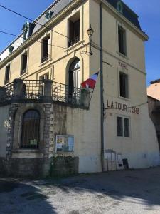 un edificio con una bandera a un lado. en Domaine De Brousson, en La Tour-sur-Orb