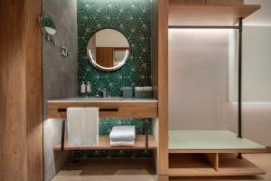 een badkamer met een wastafel en een spiegel bij Holiday Inn Beihai Silver Beach in Beihai +20 foto's