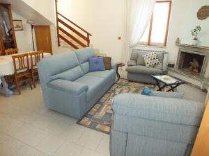 a living room with two chairs and a couch at Villa Dafne con ampio giardino, pochi minuti dal mare Fondi Sperlonga in Fondi