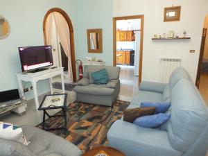 a living room with two blue couches and a television at Villa Dafne con ampio giardino, pochi minuti dal mare Fondi Sperlonga in Fondi +24 photos