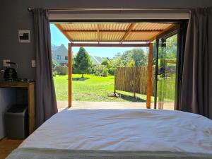 Postel nebo postele na pokoji v ubytování Fijnbosch Cottage at Moss & Moon Cabins