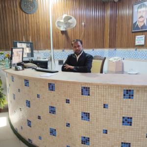 Un hombre sentado en un escritorio en una oficina en Hotel The Shalimar, en Lahore 55 fotos más