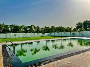 Bazén v ubytování Nature's Nest nebo v jeho okolí