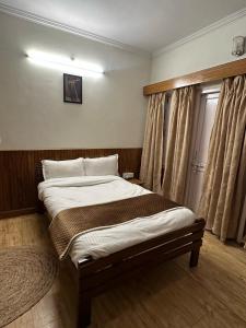 Voodi või voodid majutusasutuse Mountain Retreat Nainital toas +1 foto