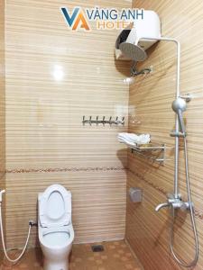 a bathroom with a white toilet and a shower at Khách sạn Vàng Anh in Kiên Giáp Ha