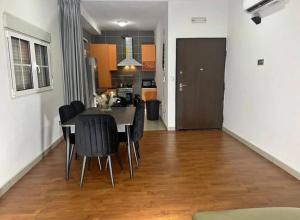 Una cocina y un comedor con mesa y sillas. en MC Home, en Yaoundé 7 fotos más