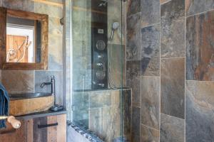 Koupelna v ubytování Gite familial-Zoo Beauval-Chateaux + 30 fotografií