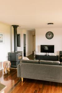 TV a/nebo společenská místnost v ubytování Kings at Tower Hill