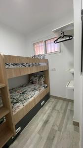 1 Schlafzimmer mit 2 Etagenbetten in der Unterkunft Montesol beach in Aguadulce + 4 Fotos
