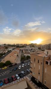 Blick auf einen Parkplatz in einer Stadt in der Unterkunft Montesol beach in Aguadulce