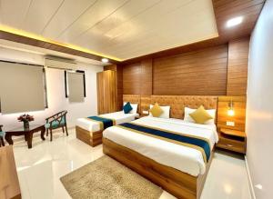 Ένα ή περισσότερα κρεβάτια σε δωμάτιο στο Hotel N NYSHA Plaza Near IGI International Airport