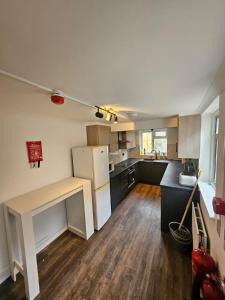 ロンドンにあるSky homesのキッチン(白い冷蔵庫付)