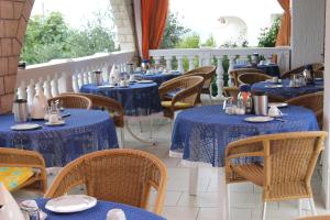 Reštaurácia alebo iné gastronomické zariadenie v ubytovaní Villa Sojat