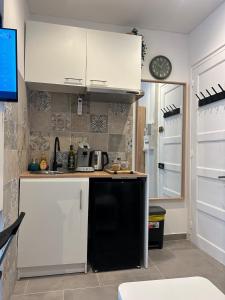 Nhà bếp/bếp nhỏ tại Studio confortable, tout équipé, balcon ,hyper centre ville