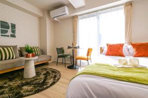 un dormitorio con una cama y un sofá en Mr Kintaro Hotel Kinshicho, en Tokio