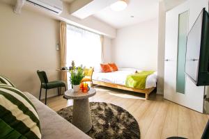 una sala de estar con una cama y una mesa en Mr Kintaro Hotel Kinshicho, en Tokio