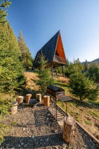 une cabane dans les bois avec un grill et des arbres dans l'établissement УЛІС Ворохта, à Ilʼtsya Gurny