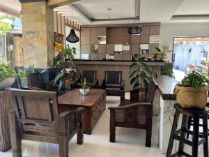 ein Wohnzimmer mit Tisch und Stühlen und einem Kamin in der Unterkunft Tendan Residence Hotel in Legian