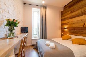 Ένα ή περισσότερα κρεβάτια σε δωμάτιο στο Lokal Kolejarza