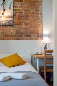 Ένα ή περισσότερα κρεβάτια σε δωμάτιο στο Lokal Kolejarza