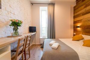 Ένα ή περισσότερα κρεβάτια σε δωμάτιο στο Lokal Kolejarza