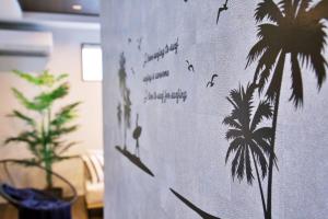 un muro con disegni di palme di Villa de Mui nago Kaula D a Nago Altre 67 foto