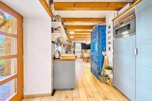 a hallway with a kitchen and dining room at Chaloupka Ovčárna in Jindrichuv Hradec