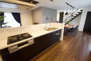 una cucina con lavello e fornello di Villa de Mui nago Kaula D a Nago