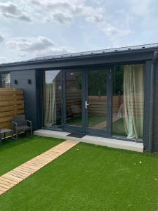 WestdorpeにあるFarmhouse Bintje met Aircoの引き戸付きの家の延長