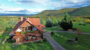 an aerial view of a house in the mountains at Hanga Vendégház Parád in Parád