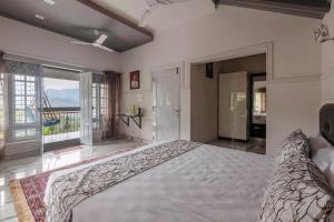 Postel nebo postele na pokoji v ubytování StayVista at Aashirwaad Villa