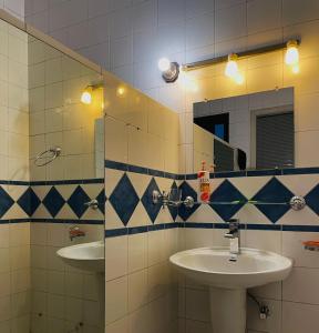 Koupelna v ubytování Aazaan's Paradise + 21 fotografií