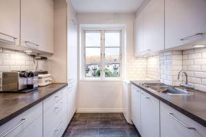 Kuchyň nebo kuchyňský kout v ubytování Cozy 2-Bedroom apt