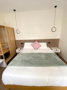 Un pat sau paturi într-o cameră la Green Apartments & Parking,Vimercate