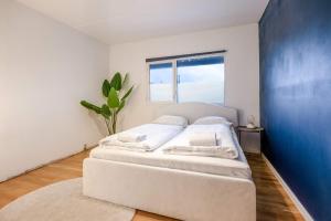 ein Schlafzimmer mit zwei Betten und einem Fenster in der Unterkunft Frederiksberg stunning apartment in Kopenhagen