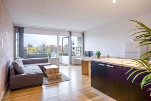 ein offenes Wohnzimmer mit einem Sofa und einem Tisch in der Unterkunft Frederiksberg stunning apartment in Kopenhagen