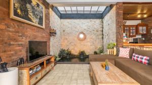 TV a/nebo společenská místnost v ubytování Umah Sunset