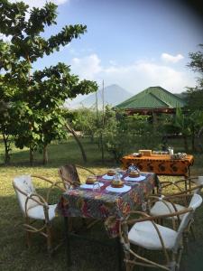 a table and two chairs with a table and a table and chairs at Lake Natron Maasai Guesthouse in Mtowabaga