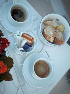 un tavolo con due tazze di caffè e una ciotola di pane di SUITEBEACH b&b and resort a Marsala