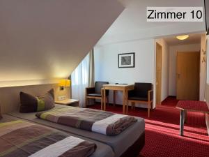 博登湖畔克雷斯波洛Landgasthof Rössle的一间有两张床、一张桌子和几把椅子的酒店房间