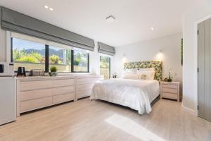 Ένα ή περισσότερα κρεβάτια σε δωμάτιο στο Regal on Rosetta, Raumati South