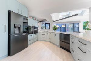 Η κουζίνα ή μικρή κουζίνα στο Regal on Rosetta, Raumati South +30 φωτογραφίες