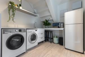 Η κουζίνα ή μικρή κουζίνα στο Regal on Rosetta, Raumati South