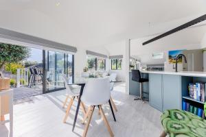 Η κουζίνα ή μικρή κουζίνα στο Regal on Rosetta, Raumati South