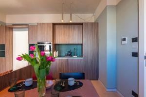 een keuken met een vaas met bloemen op een tafel bij MIA HOME experience in Milaan +41 foto's