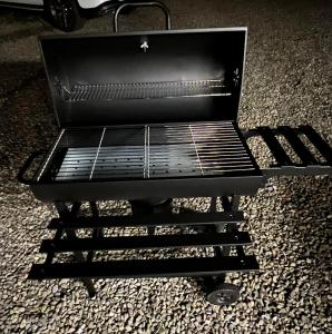 a black grill sitting on top of a carpet at 拇指園民宿 in Guanxi