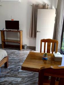 Μια τηλεόραση ή/και κέντρο ψυχαγωγίας στο เจ๊สวนบังกะโล