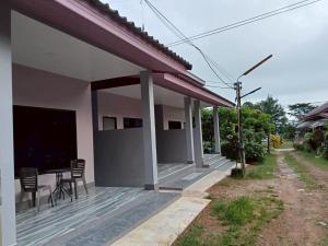 a house with a table and chairs on a deck at เจ๊สวนบังกะโล in Ban Dan Mai +10 photos