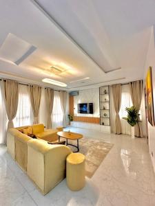 TV a/nebo společenská místnost v ubytování Beautiful 2 bedroom Apartment with Pool